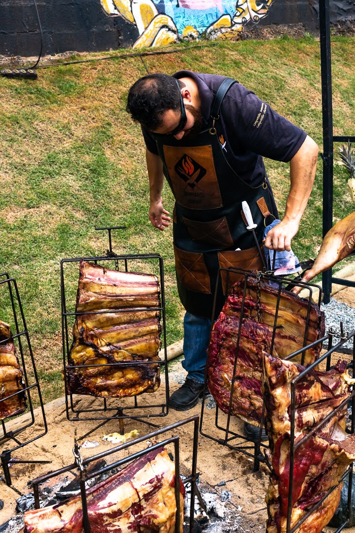Equipe preparando o serviço no local